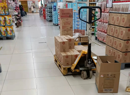 元旦超市備貨忙，手動液壓搬運車來助力